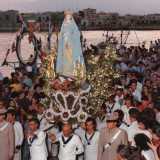 La scultura in legno ammantata di azzurro viene portata in processione dai marinai...(foto Associazione Marinai Santo Spirito)